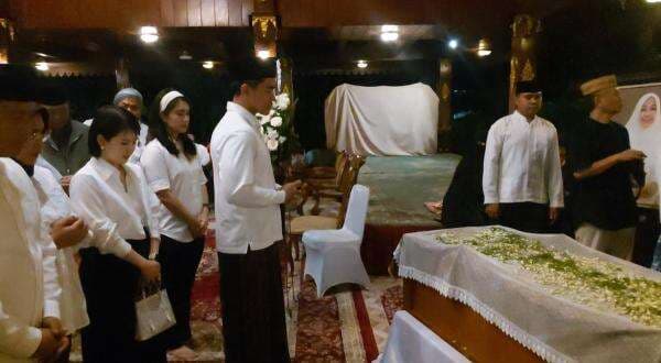 Kaesang Melayat ke Rumah Duka Istri Wiranto