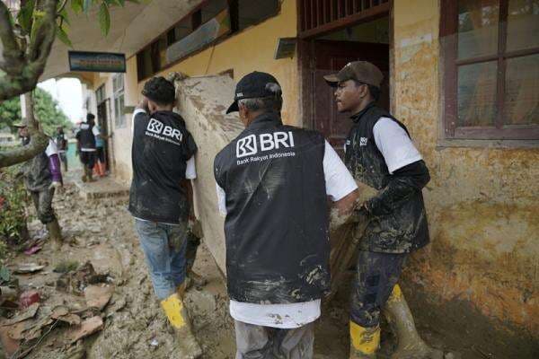 Dukung Pemulihan Pascabencana, Relawan BRI Peduli LakukanBersih-bersih Sekolahdi Aceh Tamiang