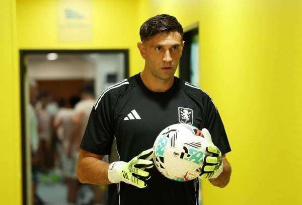 Manchester United Kembali Kejar Emiliano Martinez, Andre Onana Makin Merana?