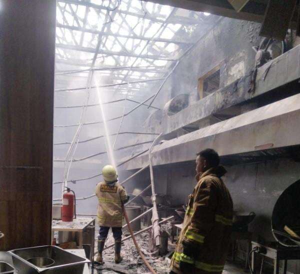 Kebakaran Lahap Dapur Rumah Makan Pawon Sae di Karawang, Kerugian Capai Ratusan Juta