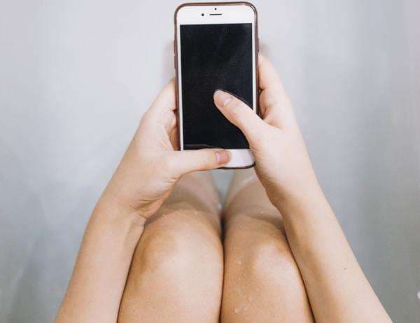 Sering Main HP di Toilet Sambil BAB, Waspada Ancaman Ambeien