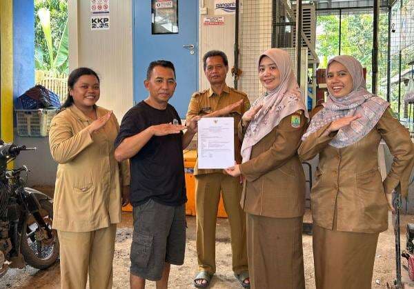 Dukung Keamanan Pangan, Dinas Perikanan Karawang Serahkan SKP dan Bantuan Cold Storage