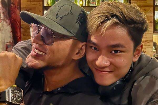 Sudah Mualaf, Deddy Corbuzier Tetap Temani Azka Rayakan Natal