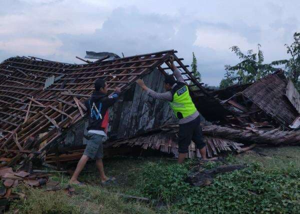 Hujan Angin Kencang Terjang 4 Kecamatan di Bojonegoro, Ini Dampak Kerusakannya
