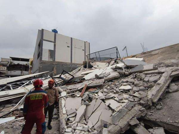 Detik-Detik Gedung Parkir di Koja Jakut Ambruk Nyaris Timpa Warga