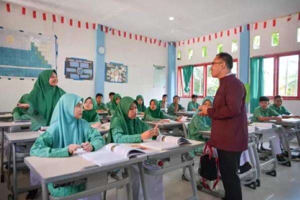 Menag: TPG Guru Non PNS Naik Jadi Rp2 Juta per Bulan Menag: TPG Guru Non PNS Naik Jadi Rp2 Juta per Bulan