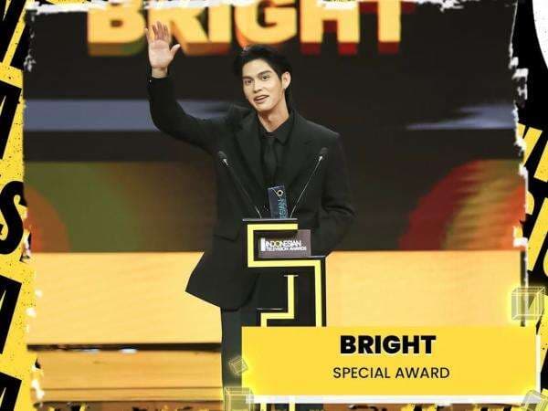 Aktor Thailand Bright Terima Penghargaan Spesial Indonesian Television Awards 2025 Aktor Thailand Bright Terima Penghargaan Spesial Indonesian Television Awards 2025