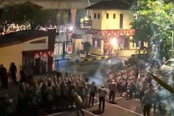 Massa Bakar Pagar Polres Jakarta Utara