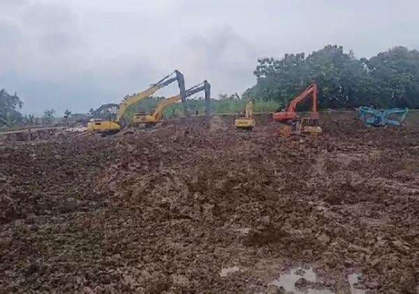 Perbaikan Tanggul Sungai Tuntang Yang Jebol di Papanrejo Gubug, BBWS Kerahkan Belasan Alat Berat