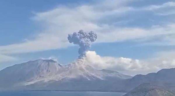 Breaking News: Gunung Lewotobi Kembali Erupsi pada pukul 14.10 Wita, Kolom Abu Capai 4.000 Meter