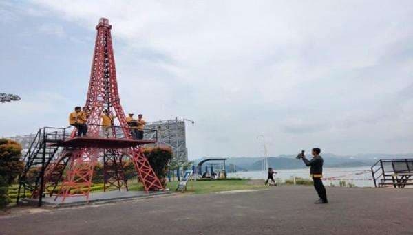 Wisata Red Eiffel Tanjung Duriat, Menara Cantik di Pinggir Jatigede