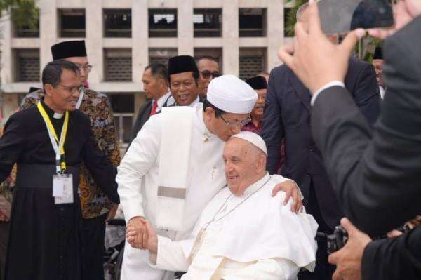 Kenangan Nasaruddin Umar Cium Kening Paus Fransiskus saat Datang ke Indonesia, Menag Berduka