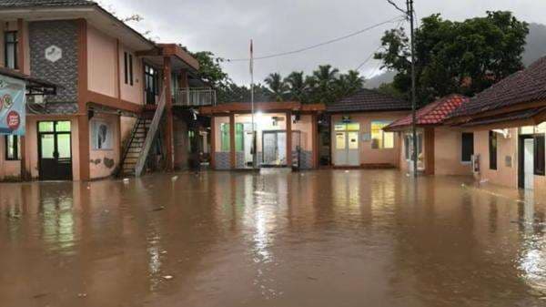 Banjir Rendam Puskesmas Palabuhanratu, Basarnas Evakuasi Pasien dan Tenaga Medis