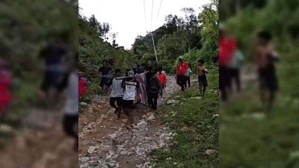 Kisah Pilu dari Mamasa, Pasangan Lansia Sakit Parah Ditandu 8 Km ke RS akibat Jalan Rusak