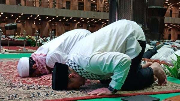 Momen Menag dan Jamaah Sujud Syukur Sambut Tahun 2026 di Masjid Istiqlal