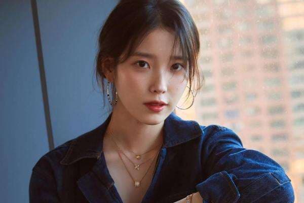 IU Rayakan Natal dengan Bagi-Bagi Kado di Lokasi Syuting