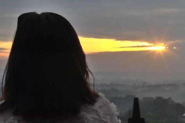 Penampakan Matahari Terbit Pertama 2026 dari Candi Borobudur, Wisatawan Antusias