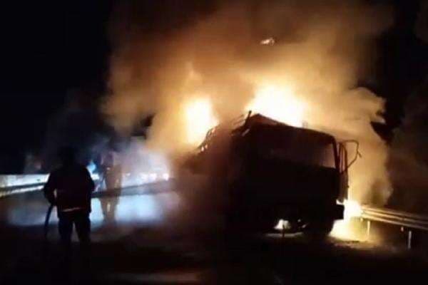 Truk Fuso Ludes Terbakar di Tol Trans Bakter, Lalin Macet Parah
