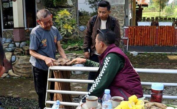 Kapolres Pemalang Borong Sapu Lidi Dagangan Lansia saat Patroli di Kawasan Kebun Teh Semugih Moga