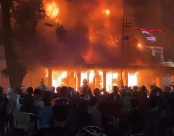 Gedung Negara Grahadi Dibakar Massa, Khofifah Minta Polisi Bebaskan Warga Ditahan