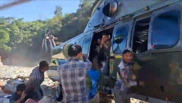 Momen Hangat di Gayo Lues, Warga Hadiahkan Durian ke Awak Helikopter TNI Pengantar Logistik