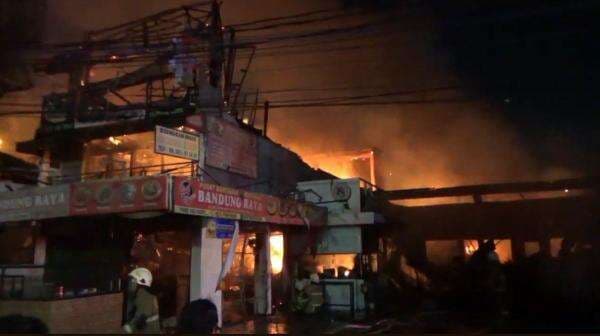 Puluhan Foodcourt di Cipete Terbakar, Begini Kronologinya!