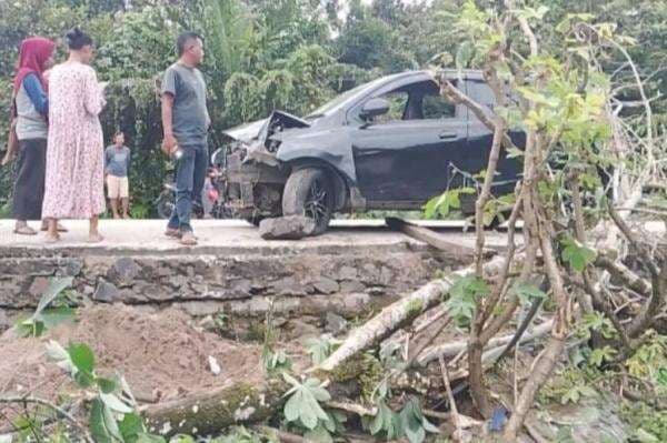 Kecelakaan di Lebak, Pemotor Mogok Terpental Ditabrak Mobil dari Belakang