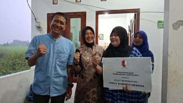 Bupati dan Wabup Bojonegoro Beri Penghargaan Alberto, Pemain Timnas di Piala Asia U-17