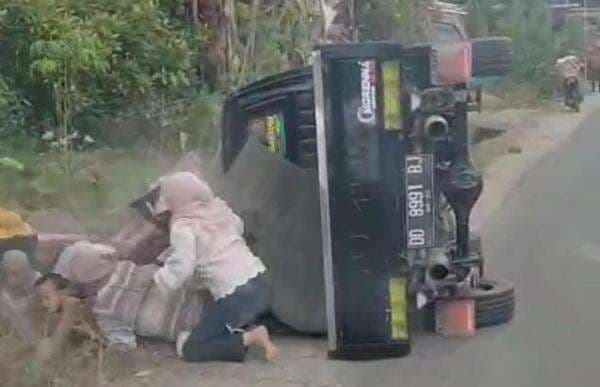 Viral Mobil Pickap Terbalik di Gowa, Penumpang Emak-Emak dan Anak-anak Terlempar