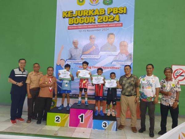 Tim Bulutangkis Alfatanza Gunung Putri Sabet Juara Umum Kejurkab PBSI Bogor 2024 Tim Bulutangkis Alfatanza Gunung Putri Sabet Juara Umum Kejurkab PBSI Bogor 2024