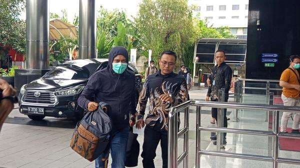 Pakai Masker, 2 Orang Terjaring OTT Kalsel Tiba di KPK