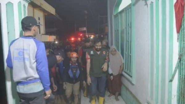 Gunakan Perahu Karet, Gubernur Aceh Muzakir Manaf Pantau Korban Banjir