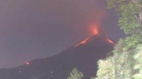 Aktivitas Gunung Karangetang Meningkat, Semburkan Guguran Lava Pijar Sejauh 700 Meter Aktivitas Gunung Karangetang Meningkat, Semburkan Guguran Lava Pijar Sejauh 700 Meter