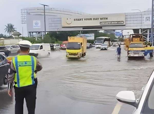 Terendam Banjir, Tol Arah Bandara Soekarno Hatta Macet Parah Pagi Ini
