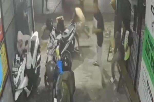 Viral! Aksi Brutal Tukang Parkir Bacok Pedagang di Bandung gegara Tak Diberi Rp10.000