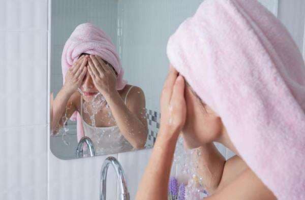 Viral Biohacking dengan Cuci Muka Pakai Air Es, Apakah Efektifnya?