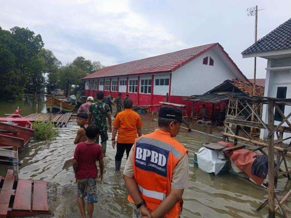 Banjir Rob Kepung Indramayu: Ribuan Warga Terdampak, Air Capai 60 Cm