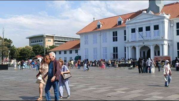 4.200 Orang Padati Kawasan Wisata Kota Tua Jakarta Hari Ini, Banyak Bule Juga! 4.200 Orang Padati Kawasan Wisata Kota Tua Jakarta Hari Ini, Banyak Bule Juga!