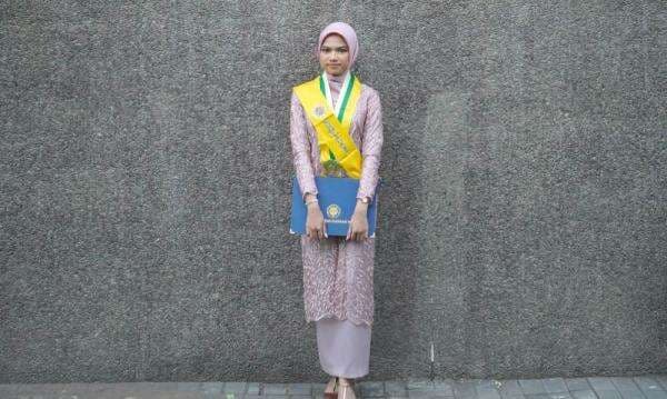 Mengenal Mutiara Anindyana, Wisudawati Cantik Lulus S1 Farmasi UGM di Usia 19 Tahun