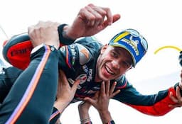 Bukan Disengaja, Marco Bezzecchi Ungkap Alasan Selebrasi Cium Motor Ala Rossi di MotoGP Valencia 2025