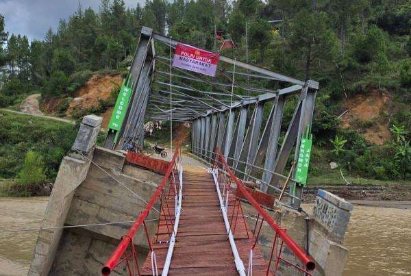 Akses Warga Gayo Lues Terputus Diterjang Banjir, Polisi dan Warga Bangun Jembatan Darurat