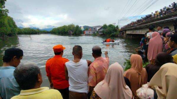 Iseng Mandi, Dua Anak Tenggelam Terseret Arus Sungai Kalibone Pangkep