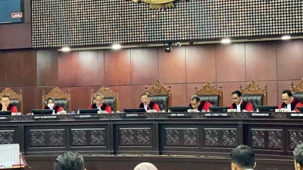 Momen Terakhir Hakim Konstitusi Arief Hidayat Bacakan Putusan