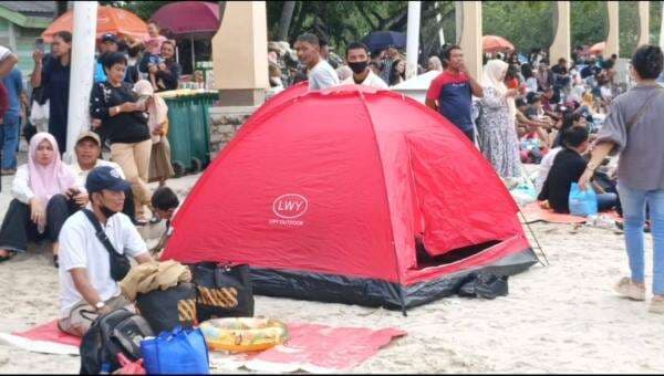 Unik! Pengunjung Pantai Lagoon Ancol Pasang Tenda di Momen Tahun Baru 2026