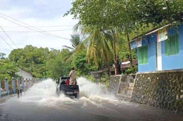 Banjir 1 Meter Rendam Jalan Pantai Selatan Gunungkidul, Jalur Wisata Ditutup Sementara