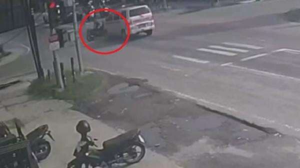Detik-Detik Driver Ojol Tewas Tabrakan dengan Ambulans di Palangka Raya Terekam CCTV