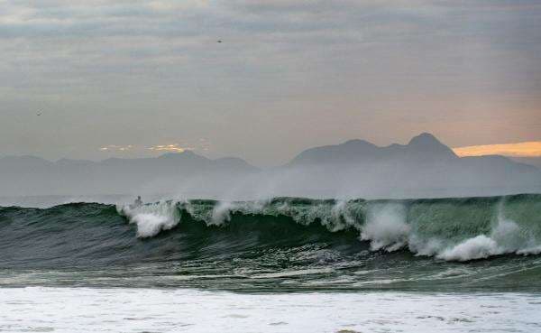 BMKG Peringatkan Gelombang Tinggi hingga 4 Meter pada 5-8 Desember 2025