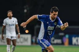 Thom Haye Curhat Jelang Malut United vs Persib Bandung: Laga Sulit dan Perjalanan Jauh!