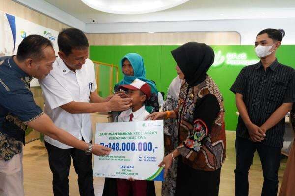 Pemkab Bojonegoro dan BPJS Ketenagakerjaan Salurkan Santunan bagi Pekerja Rentan