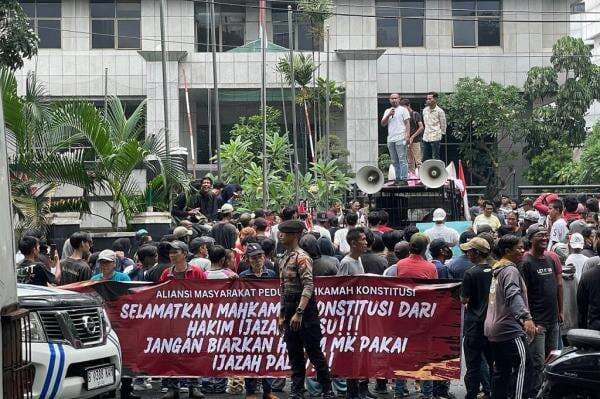 Massa Geruduk MK, Desak Arsul Sani Mundur dari Hakim Buntut Polemik Ijazah